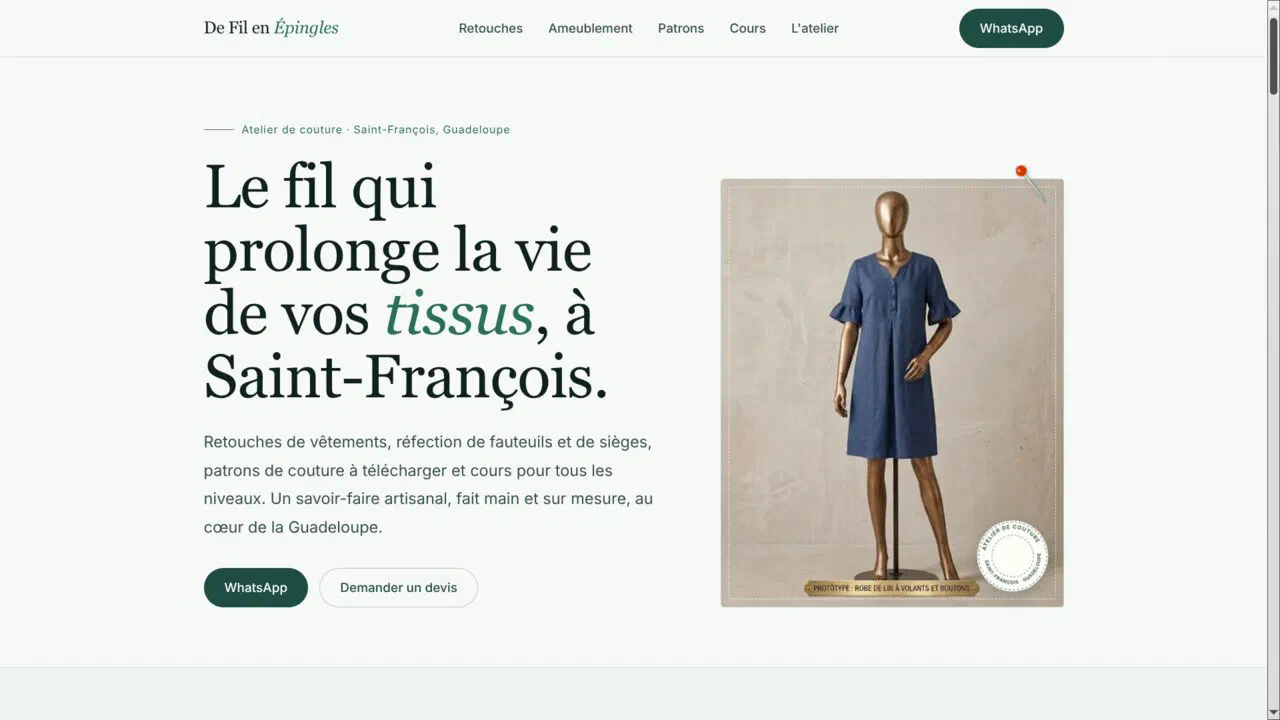 Page d'accueil du site De Fil en Épingles : le titre « Le fil qui prolonge la vie de vos tissus, à Saint-François » à gauche, la photo d'une robe de lin bleue sur mannequin à droite, et deux boutons WhatsApp et Demander un devis.