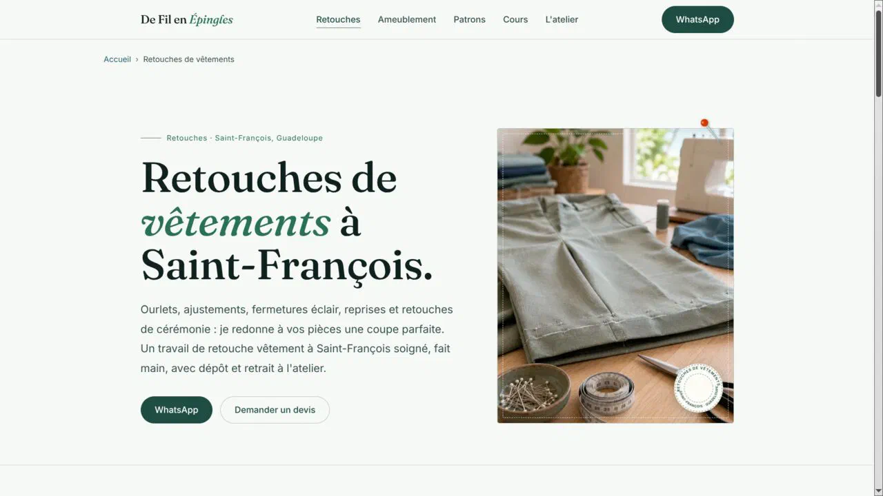 Page Retouches de vêtements du site : titre « Retouches de vêtements à Saint-François », description des prestations d'ourlets et d'ajustements, photo d'un pantalon épinglé sur une table de couture, et fil d'Ariane Accueil puis Retouches.